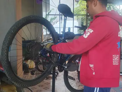 Zainuddeen Chamroo, bike mechanic.