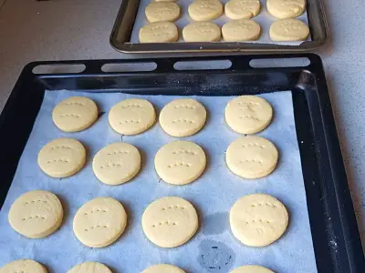 Place Cookies On Tray